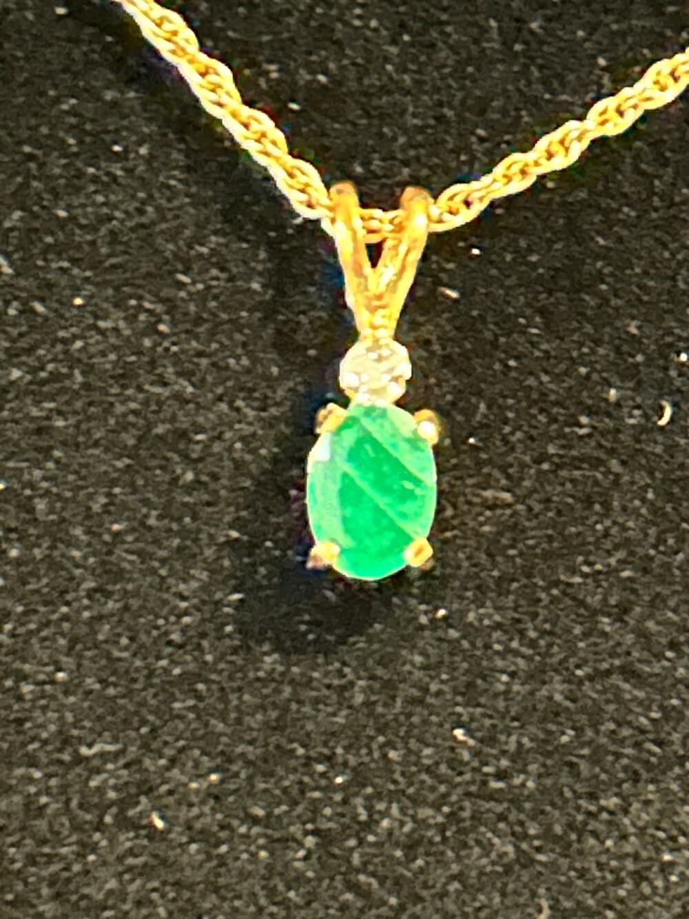 Gold Tone Faceted Emerald Green Oval Pendant Necklace 18" Chain